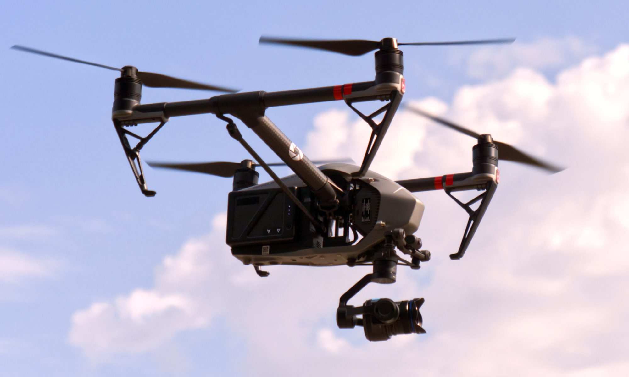 Dron en vuelo entre nubes durante una jornada de grabación aérea