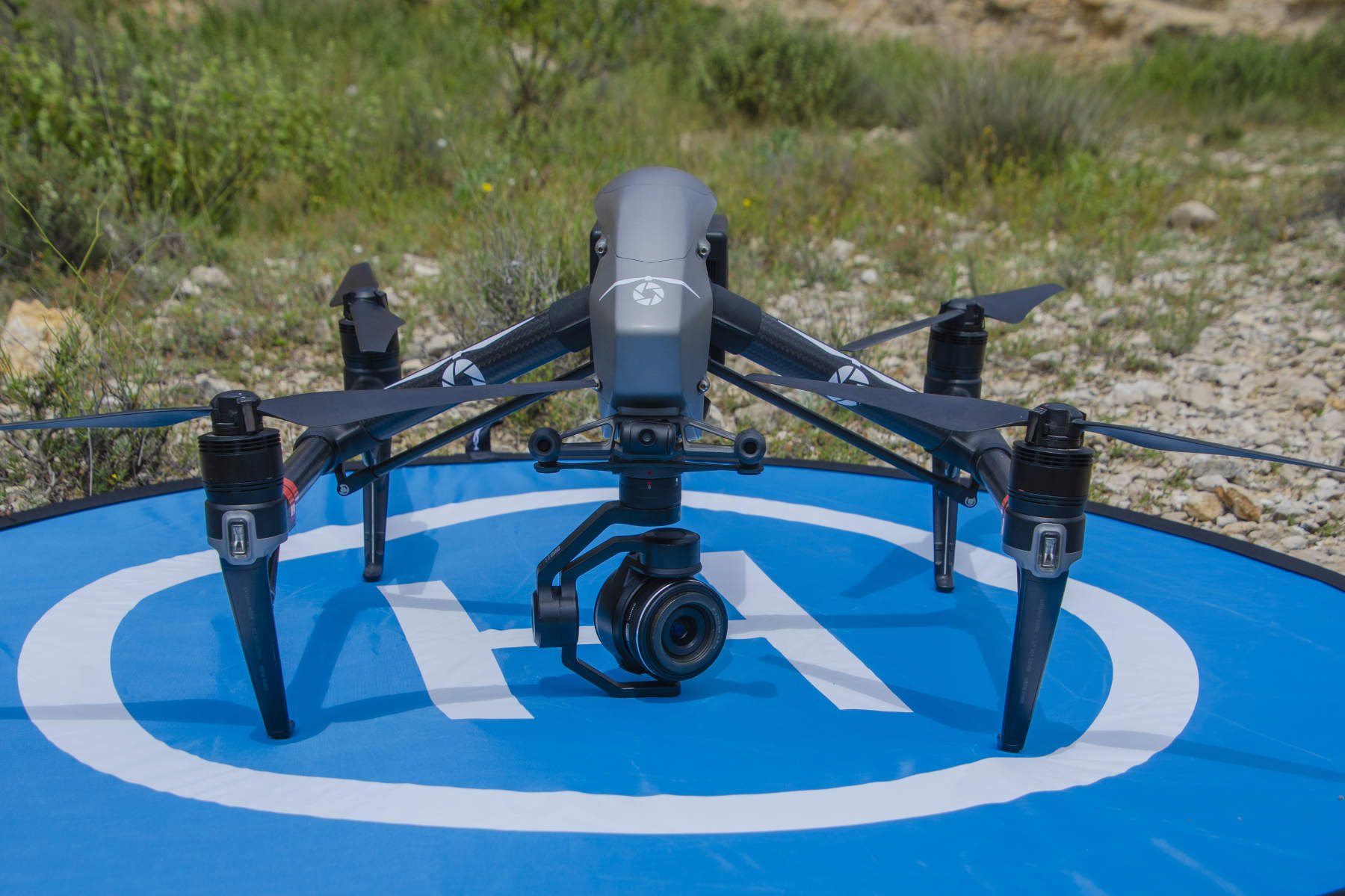 Dron Inspire preparado sobre la plataforma de despegue