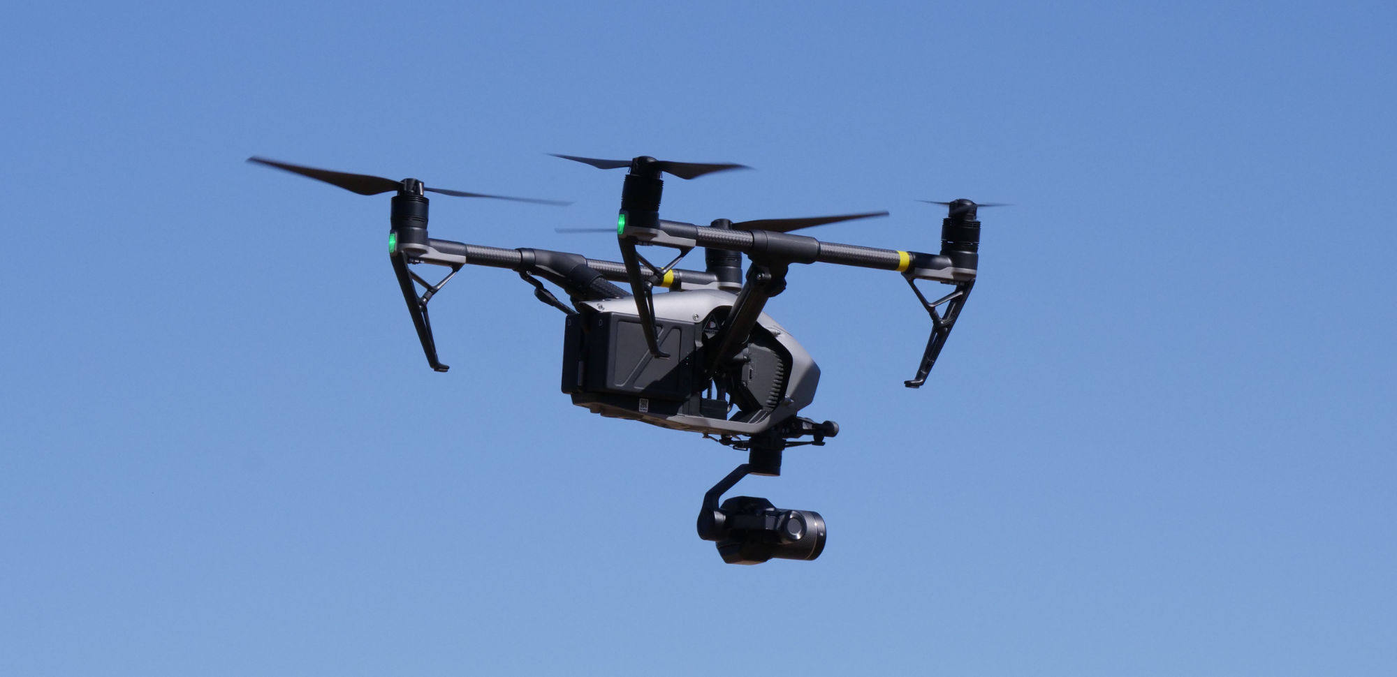 Dron profesional en vuelo con la cámara orientada hacia el suelo