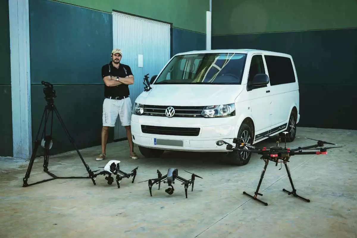 Equipo y furgoneta cargada con los drones antes de una jornada de grabación