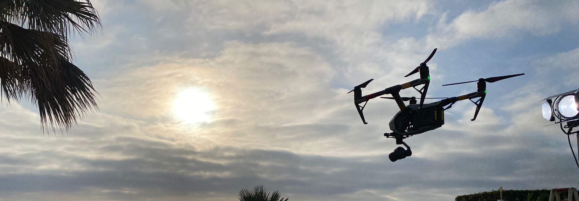 Dron en vuelo a contraluz durante una sesión de grabación en exteriores