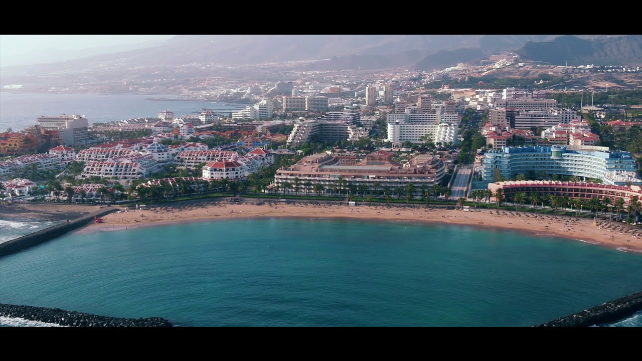 Resort junto a la costa visto desde el aire durante la grabación de un recorrido turístico