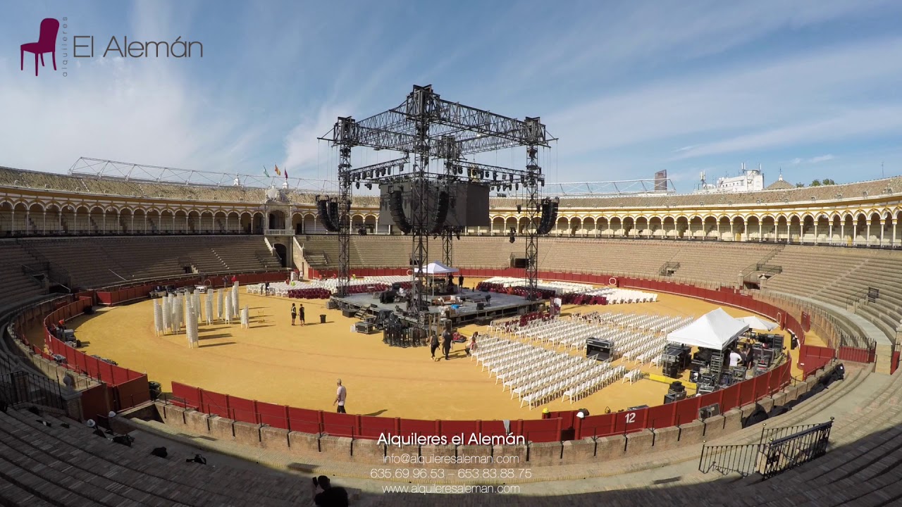 Montaje de escenario y estructuras en un recinto antes de un evento