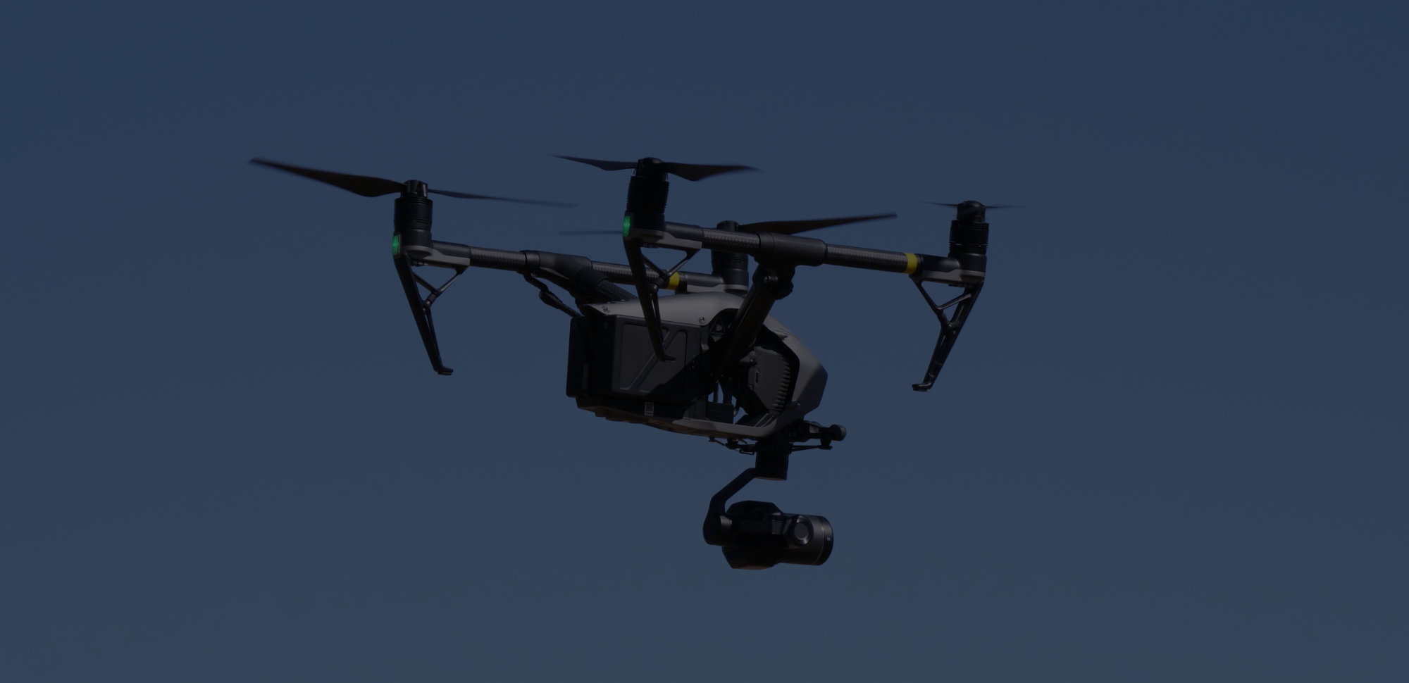 Dron Inspire en vuelo con la cámara orientada al suelo