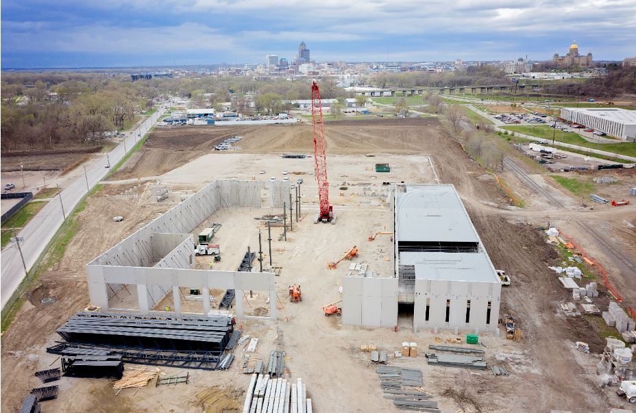 Obra en construcción vista desde el aire, con la explanada y los accesos visibles