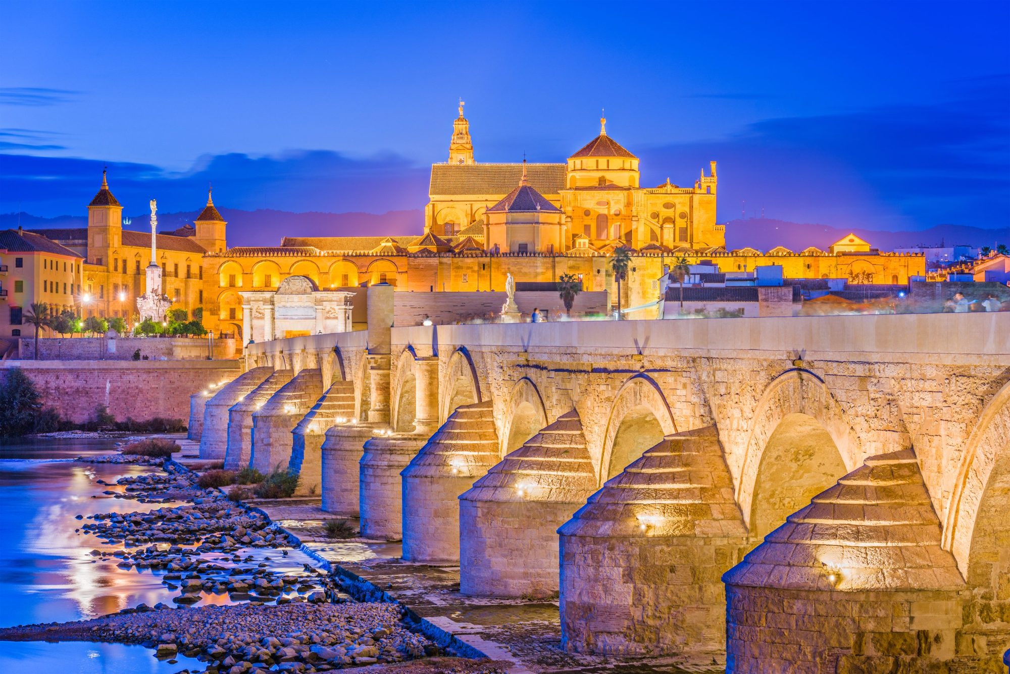 Mezquita-Catedral y puente romano de Córdoba iluminados de noche