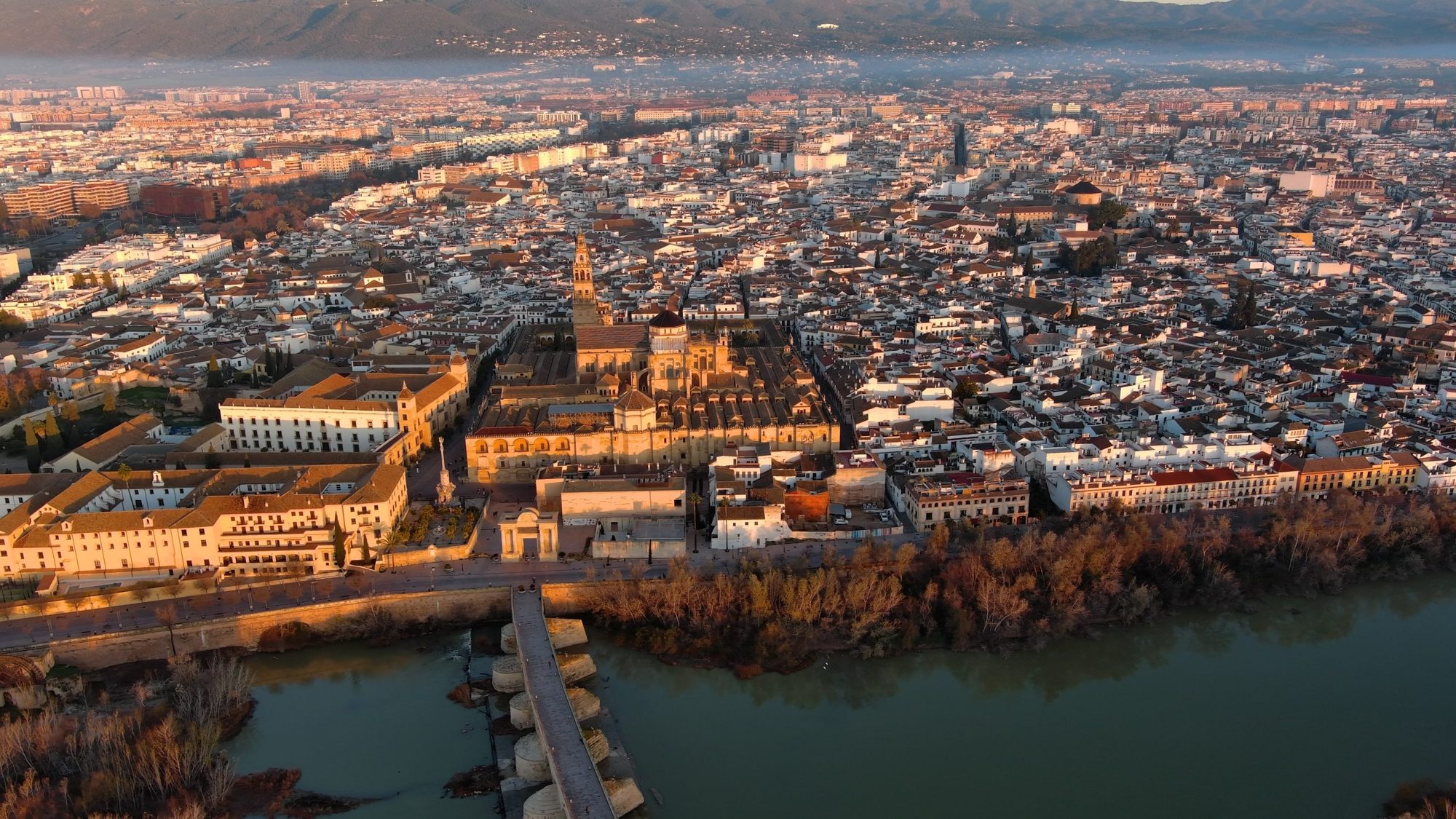 Mezquita-Catedral y casco histórico de Córdoba al amanecer desde el aire