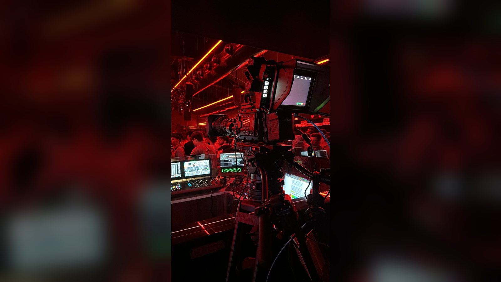Control de realización iluminado en rojo durante un directo