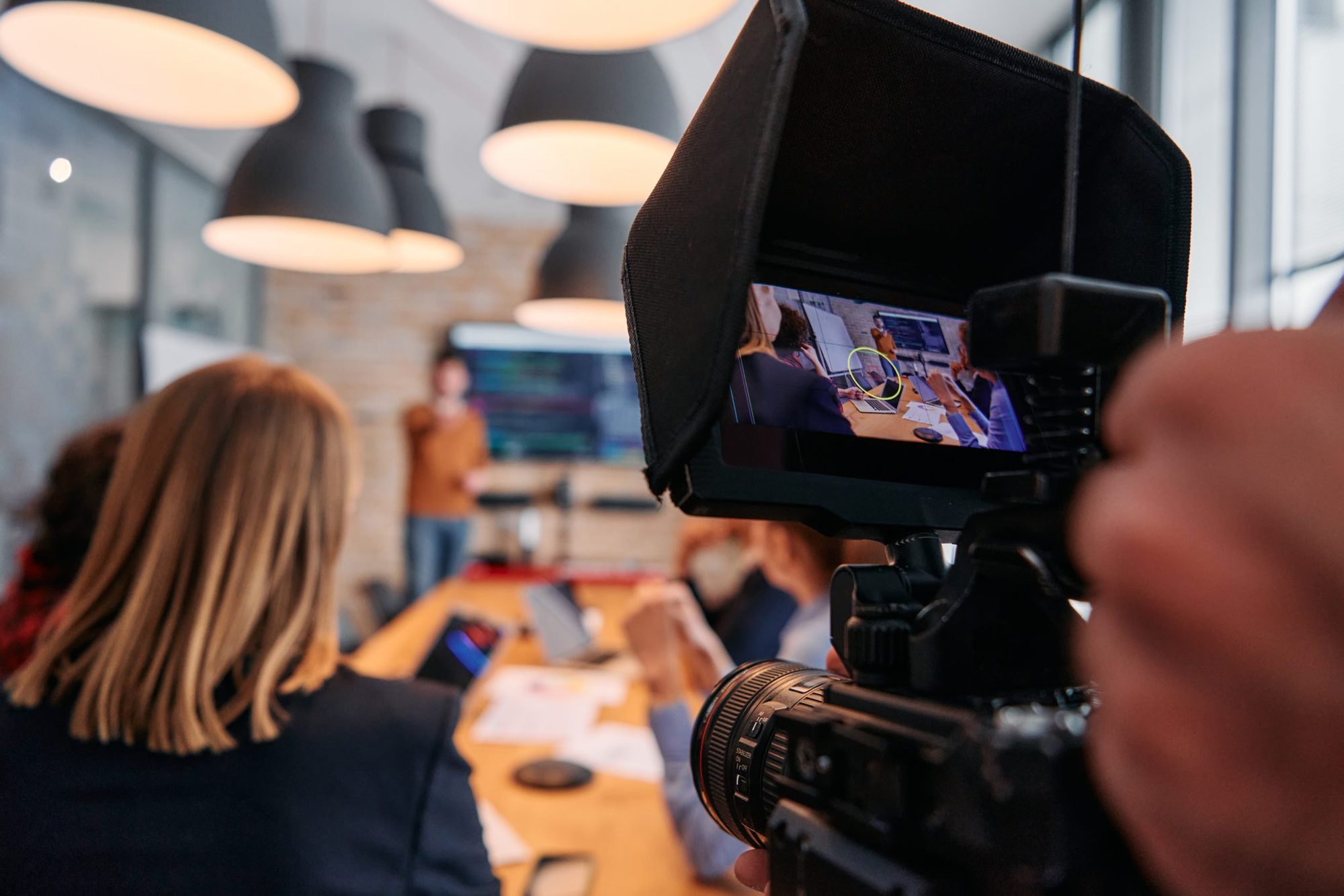 Cámara grabando una reunión de trabajo en las instalaciones de una empresa