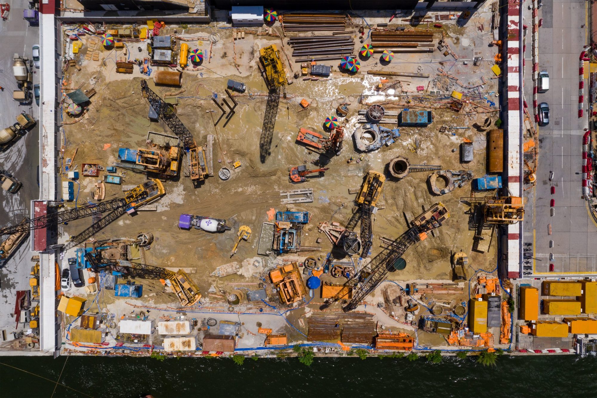 Vista cenital de una obra urbana en fase de excavación tomada con dron