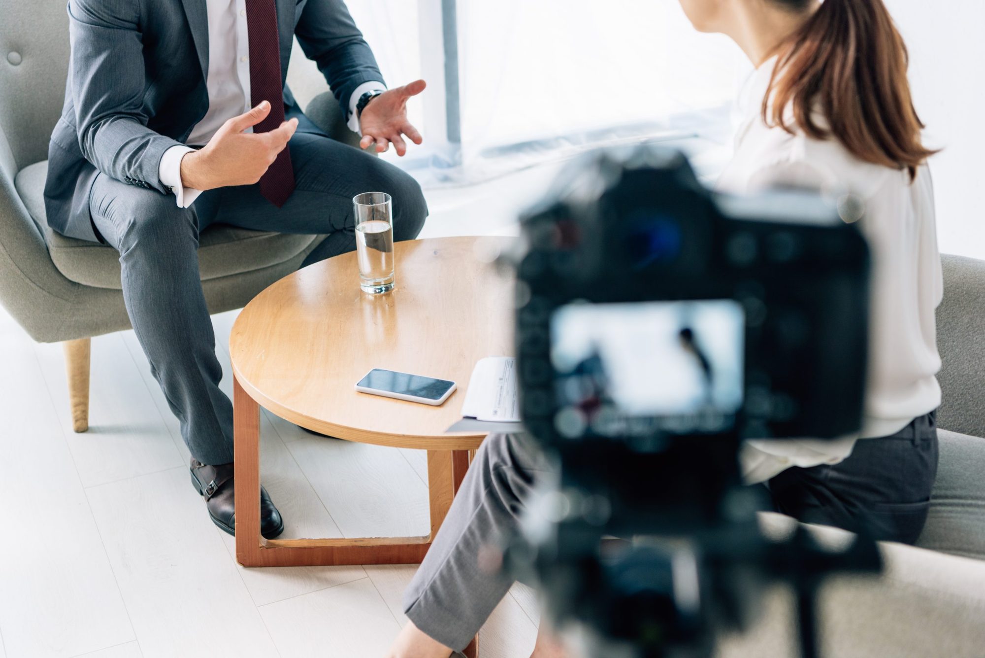 Cámara grabando una entrevista a un responsable de empresa