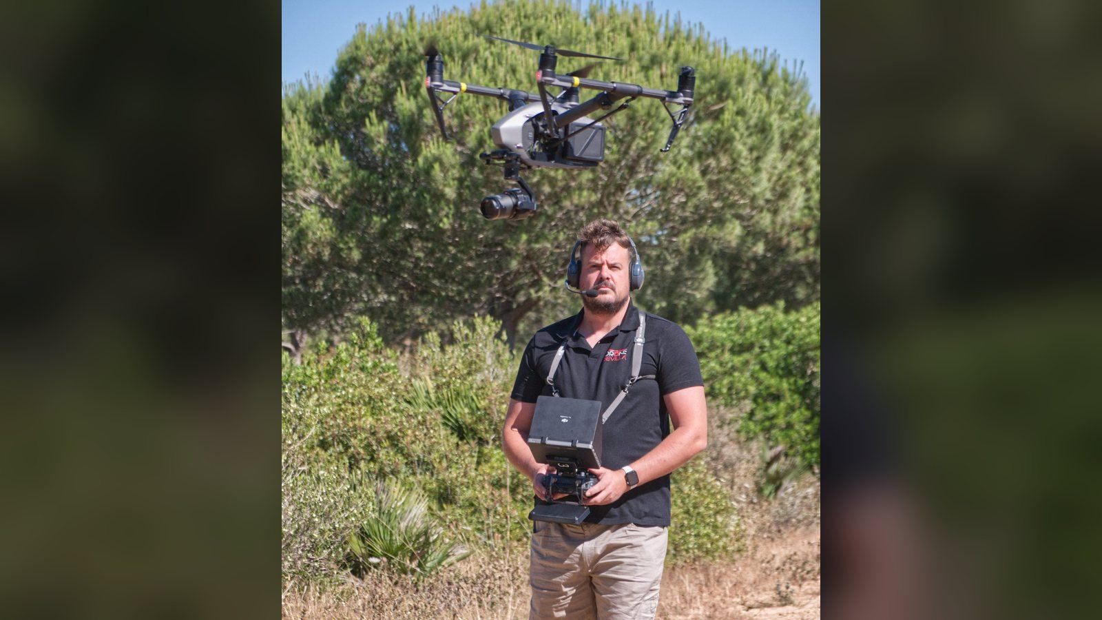 Piloto profesional operando un dron