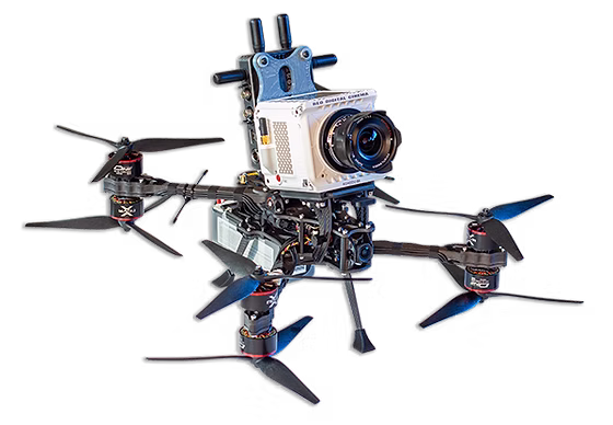 Dron FPV de estructura abierta con cámara de cine montada sobre el chasis