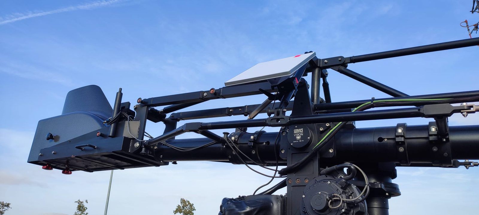 Antena Starlink instalada junto al equipo durante un rodaje en exteriores