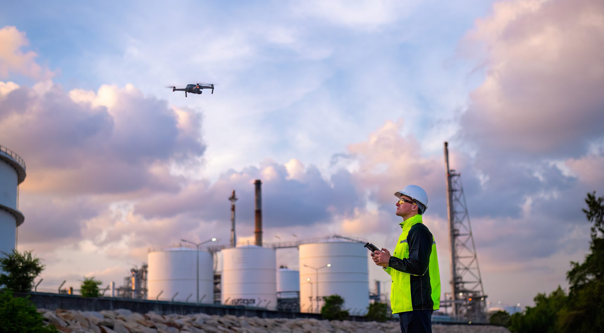 Varios drones del equipo alineados y preparados antes de una jornada de trabajo