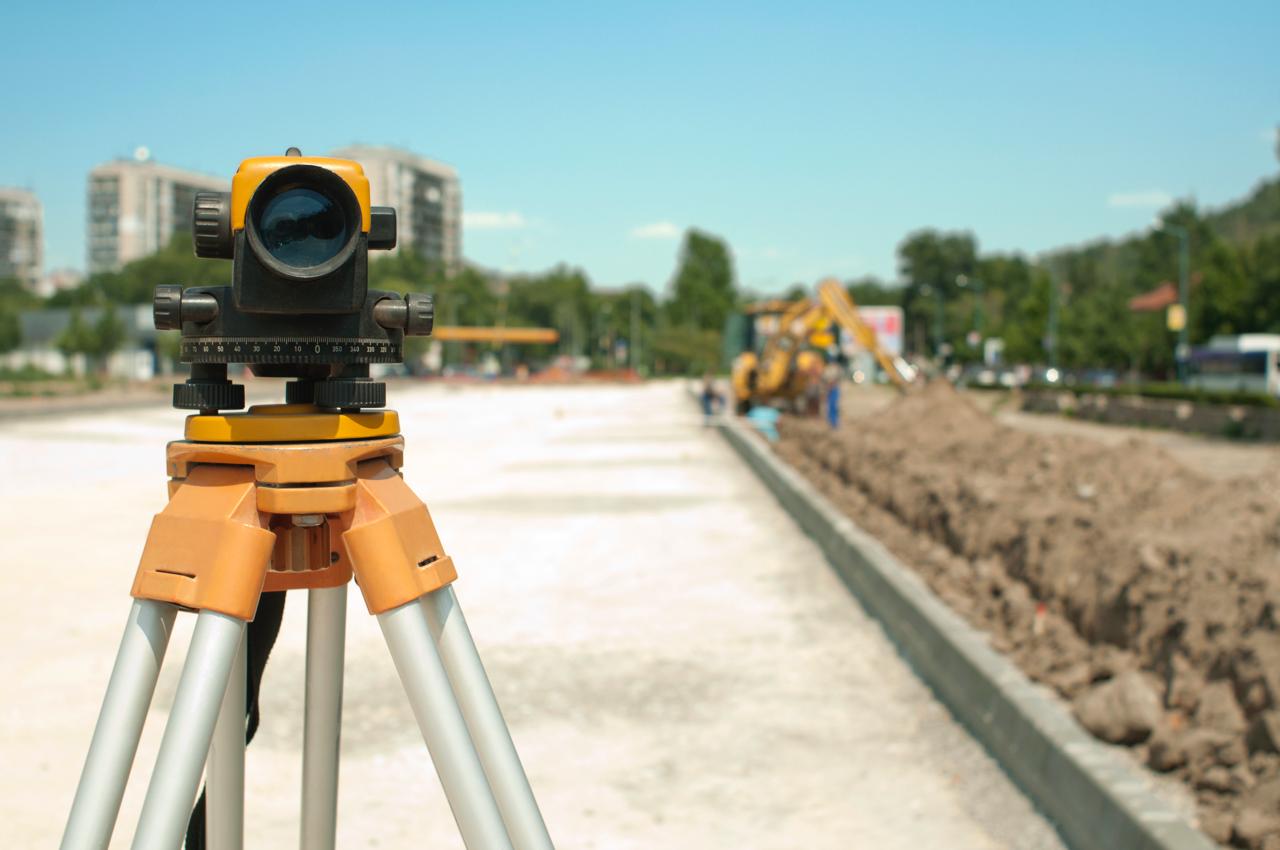 Nivel topográfico montado sobre trípode en una zona de trabajo