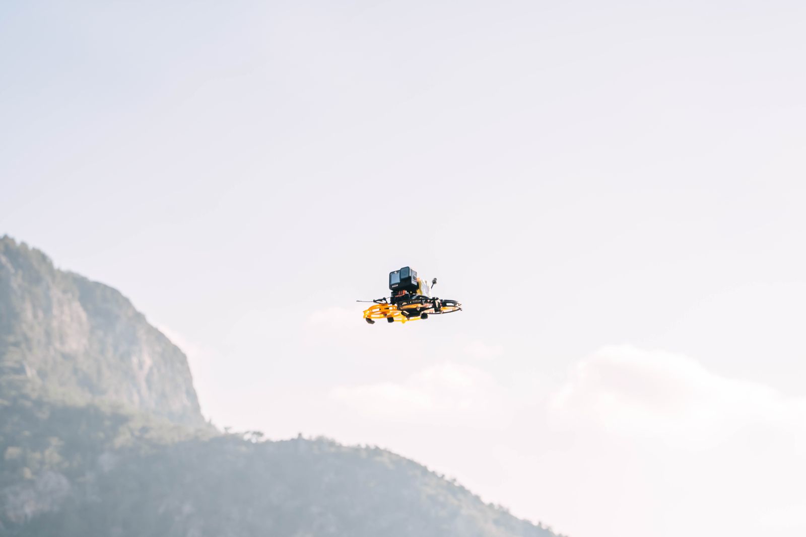 Dron agrícola de pulverización preparado para trabajar en campo