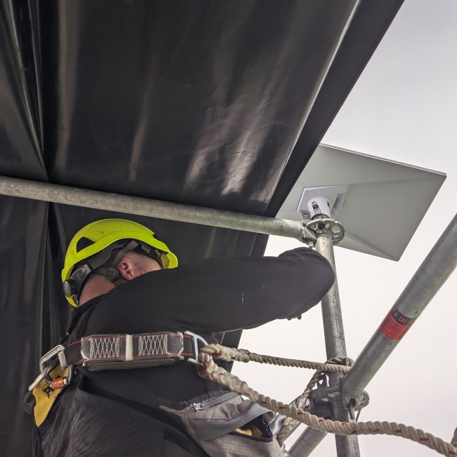 Técnico trabajando en altura sobre una estructura metálica