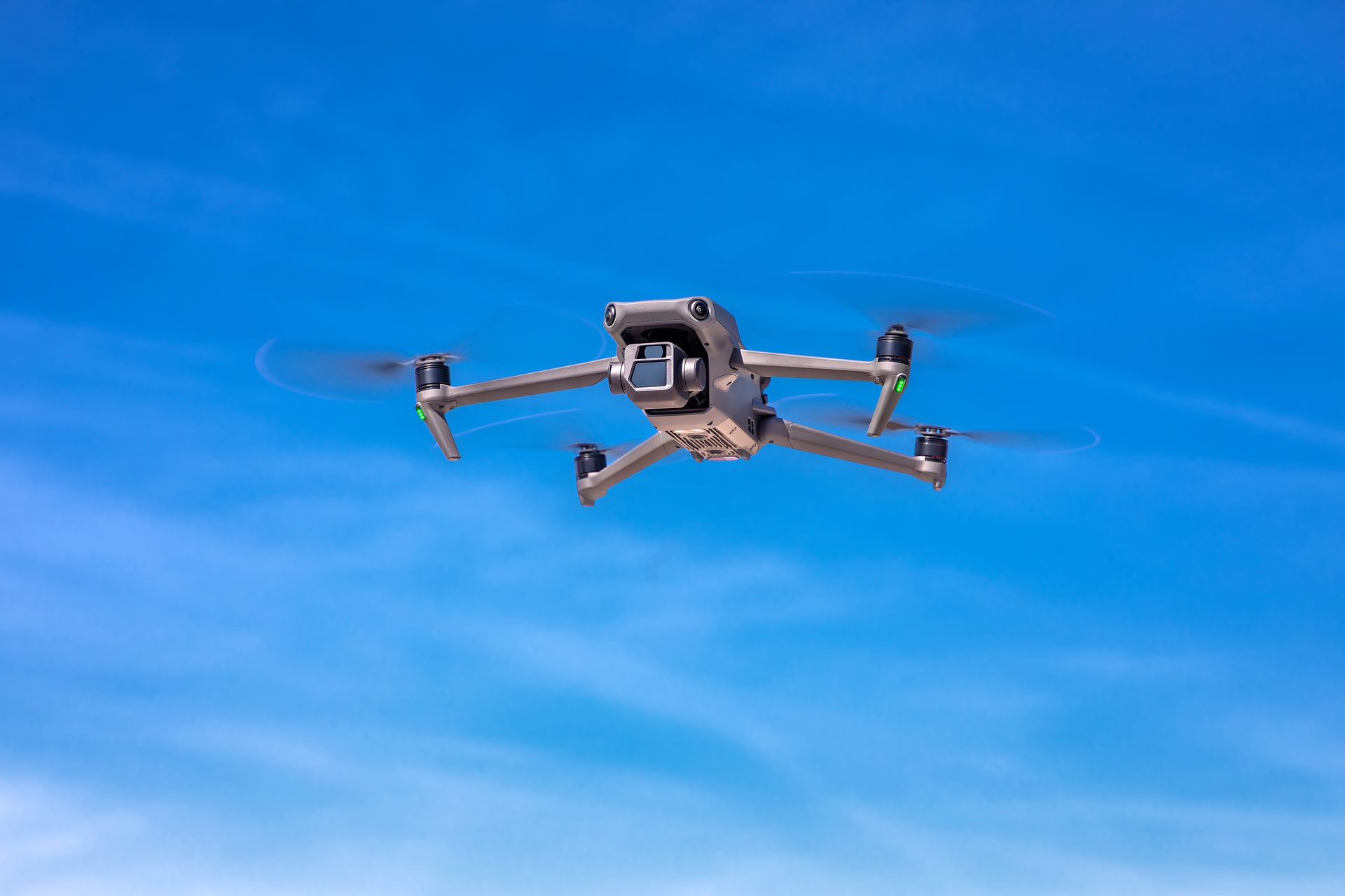 Dron posado en el campo antes de iniciar una campaña de vuelo