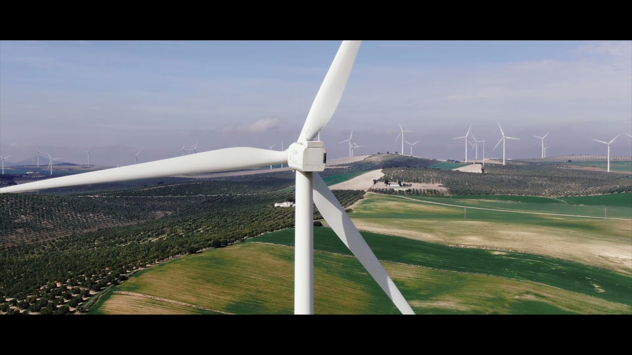 Aerogeneradores vistos desde el aire en una loma
