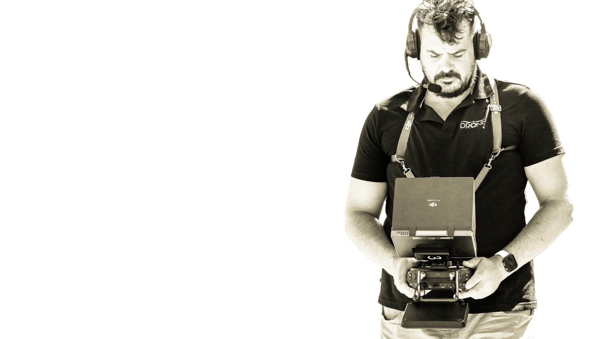 Piloto de drones con la emisora en las manos durante una operación de trabajo