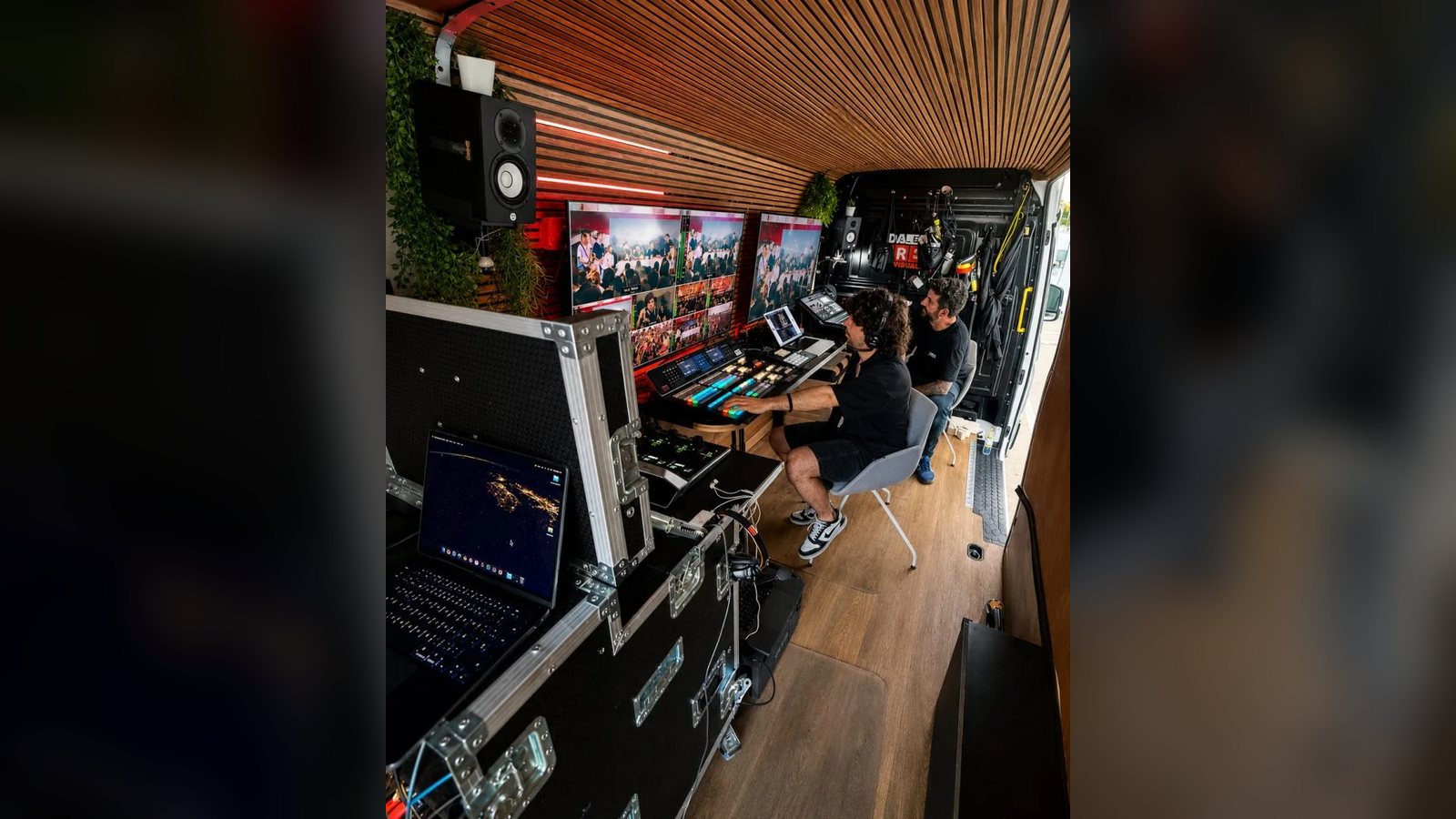 Control de realización con monitores y mezclador