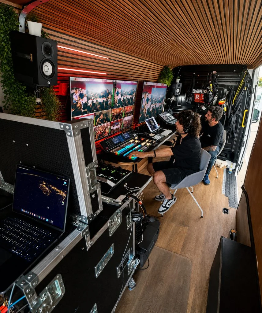 Interior de la unidad móvil: control de realización con el equipo trabajando durante un evento